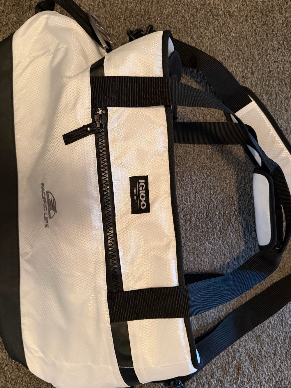Igloo White and Black Duffel Bag with Front Zip Pocket